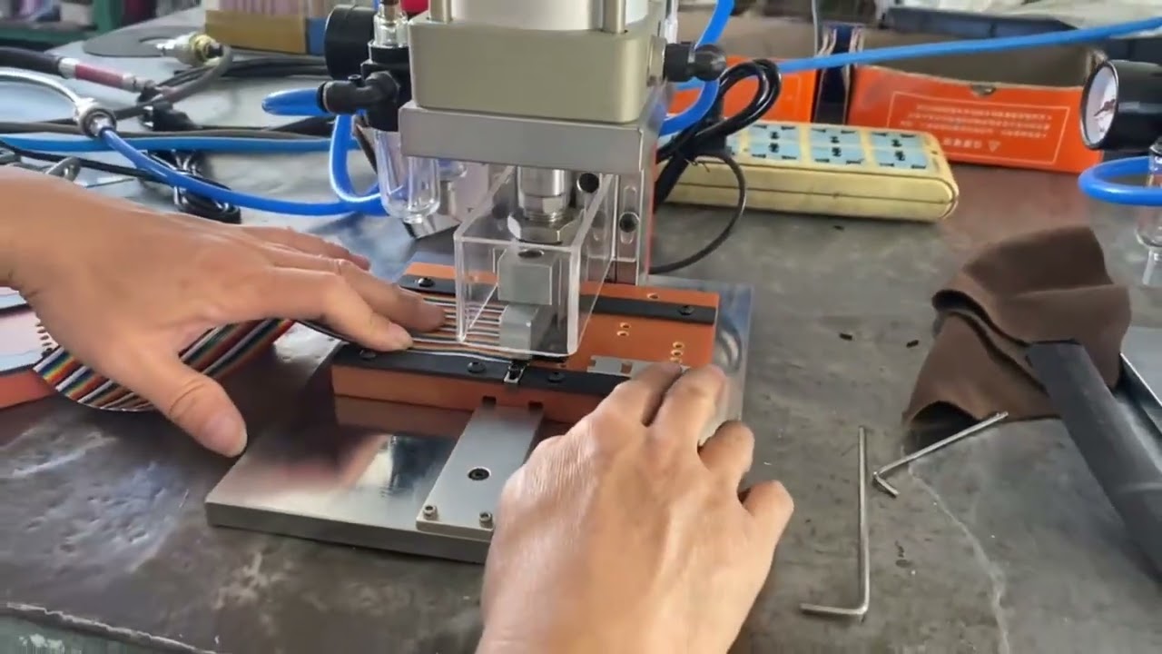 Halbautomatische Pressmaschine im Realbetrieb: Effizienz & Präzision [Echtzeitaufnahme]