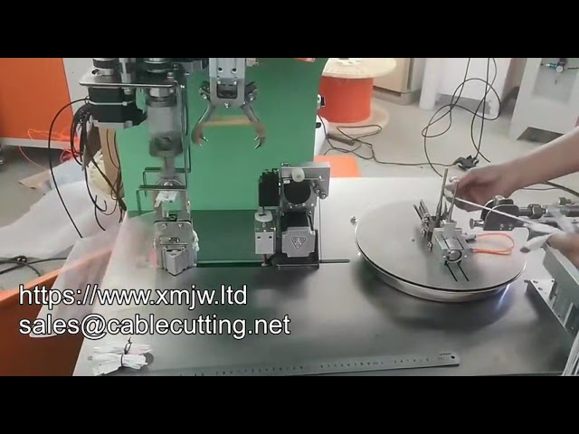 WPM 81 – Automatische Draht- und Schlauchwickelmaschine mit Klebebandbindung und Etikettierung