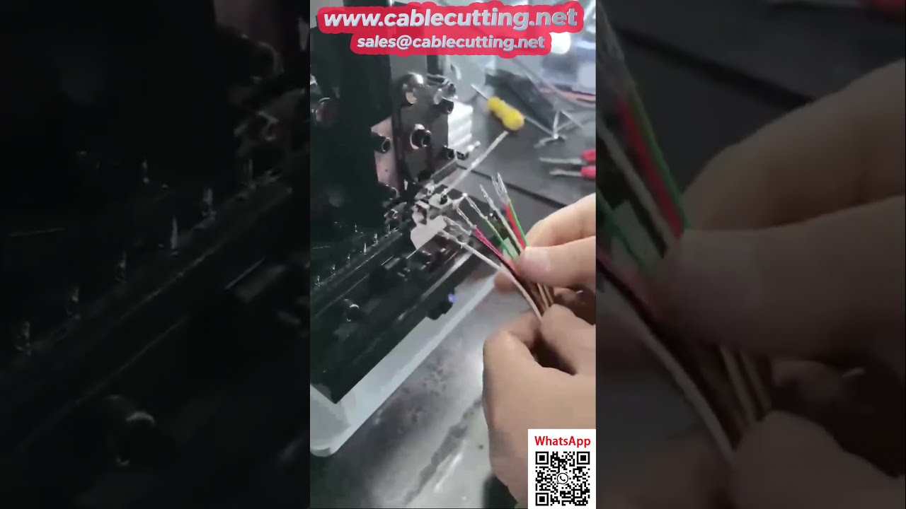 Semi-automatische Abisolier- und Crimpmaschine mit integriertem Tonnage-Monitor – effiziente Kabelverarbeitung