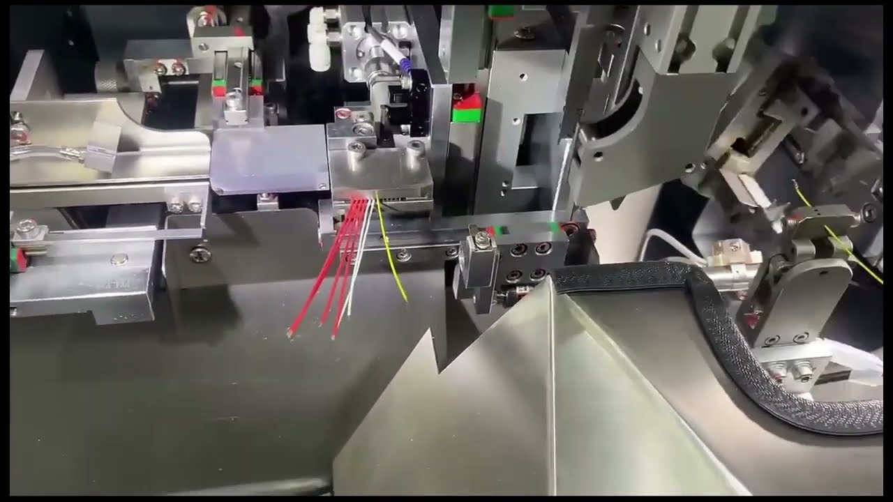 Präzises Abisolieren, Crimpen und Steckereinsetzen: Intelligente Terminalmaschine