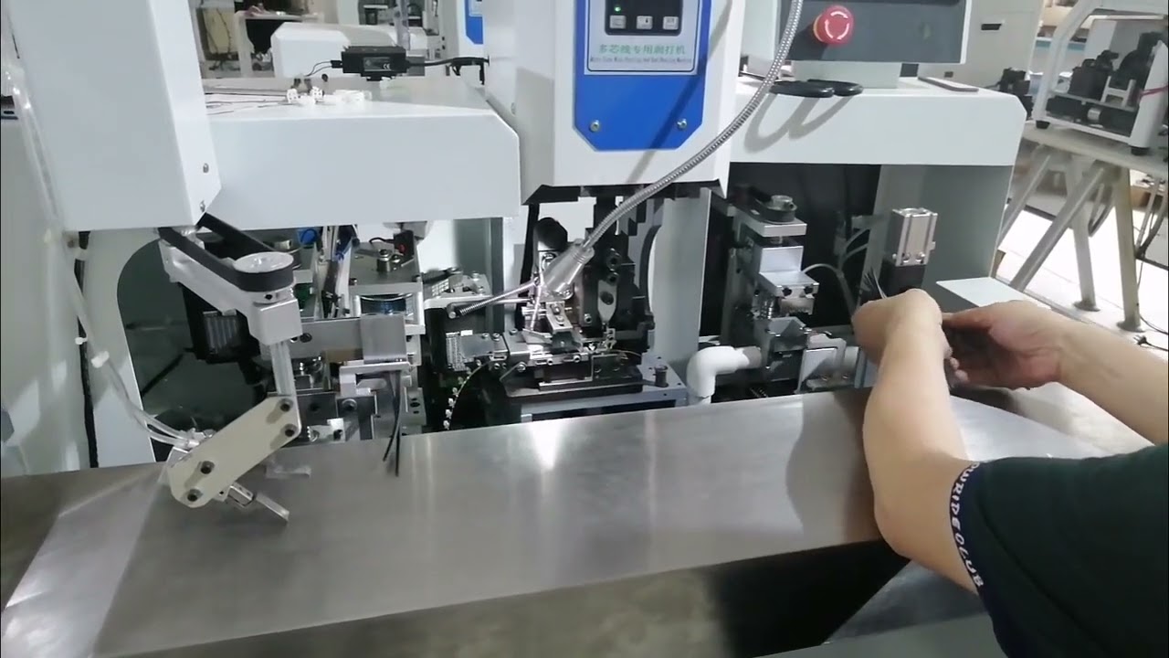 Automatisierte parallele Drahtverarbeitung: Spalten, Abisolieren, Crimpen und Einstecken in Gehäuse