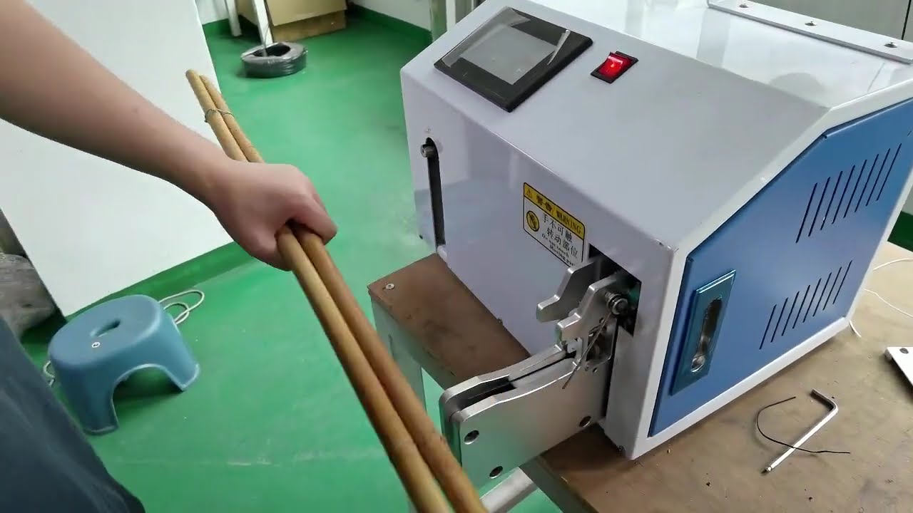 Halautomatische Bindemaschine für Bambusstäbe – Echtaufnahme im Einsatz