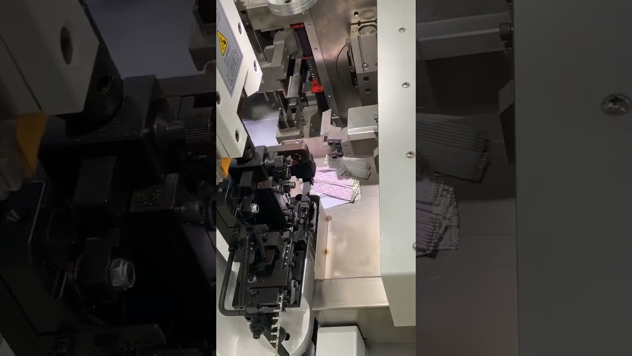 Vollautomatische Doppelkopf-Crimpmaschine für Kabelbäume | Hochpräzise Fabrikautomation